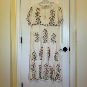ORANGE CREEK- NWT, Embroidered cream dress, Size M, pockets, great for Vacay!!